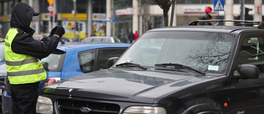 Na specjalne parkingi trafią źle zaparkowane auta już nie tylko z ulicy, ale i z pasa drogowego. Zmienią się też opłaty - informuje "Rzeczpospolita".