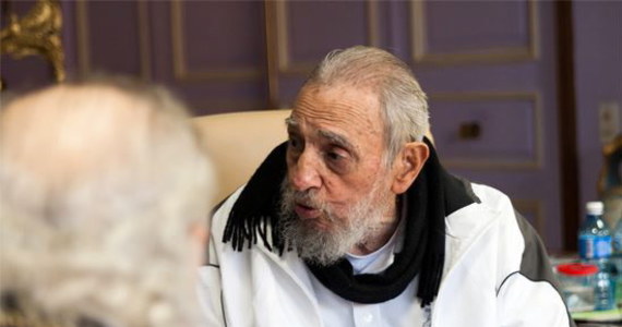 Fidel Castro, 89-letni ojciec rewolucji kubańskiej, po raz pierwszy od dziewięciu miesięcy pojawił się publicznie. W czwartek w szkole w stolicy kraju Hawanie chwalił kubański system oświaty.
