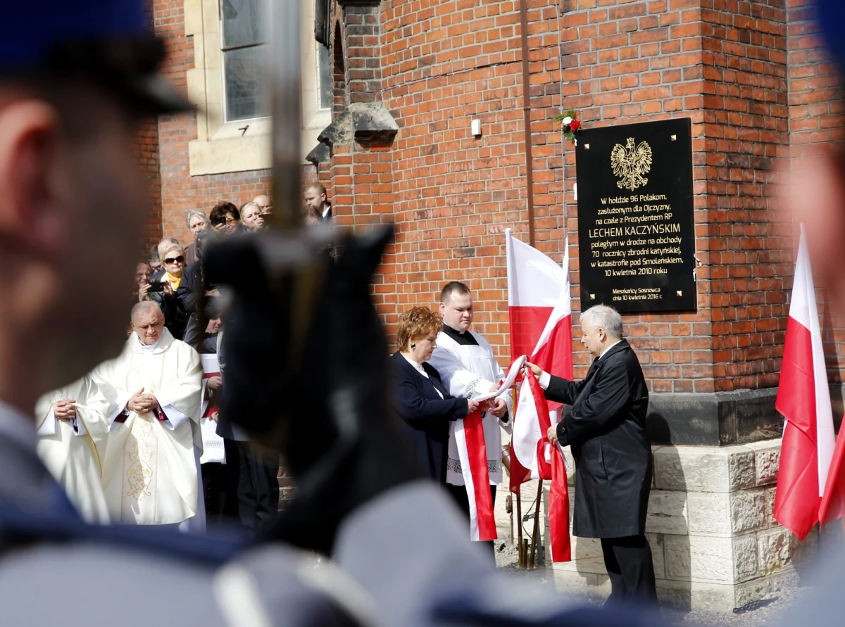 W niedzielę przypada 6. rocznica katastrofy smoleńskiej. Prezydent Andrzej Duda uczci pamięć ofiar w Krakowie i w Warszawie. Skromne uroczystości z udziałem polskiej delegacji odbędą się na lotnisku Siewiernyj pod Smoleńskiem. Dla władz na Kremlu rocznica katastrofy nie istnieje. 