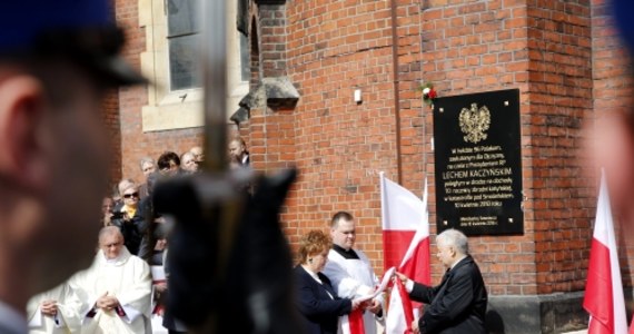 W niedzielę przypada 6. rocznica katastrofy smoleńskiej. Prezydent Andrzej Duda uczci pamięć ofiar w Krakowie i w Warszawie. Skromne uroczystości z udziałem polskiej delegacji odbędą się na lotnisku Siewiernyj pod Smoleńskiem. Dla władz na Kremlu rocznica katastrofy nie istnieje. 