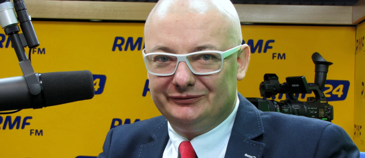 Europosłowie PO poprą rezolucję ws. Polski? "Jeżeli wygląda ona tak, jak jest w mediach, to myślę, że powinni. To nie jest głosowanie przeciwko rządowi swojego kraju, tylko głosowanie za pewnymi europejskimi wartościami" - mówi gość Kontrwywiadu RMF FM, były europoseł Michał Kamiński z Platformy Obywatelskiej. "Siedziałem na sali Parlamentu Europejskiego, jako poseł, parę rzędów za mną stał Ziobro i krzyczał na polskiego premiera, że w Polsce jest łamana demokracja. I wtedy go potępiałem, ale teraz to jest zupełnie co innego" - dodaje Kamiński. Jego zdaniem rezolucja to bardzo zły sygnał i wizerunek Polski po raz kolejny doznał uszczerbku. Polityk uważa, że można było nie dopuścić do rezolucji. "Sygnały były bardzo wyraźne, ale jeśli Jarosław Kaczyński ich nie zauważył, to widocznie nie zależy mu na wizerunku Polski w Europie" - komentuje gość Kontrwywiadu. 