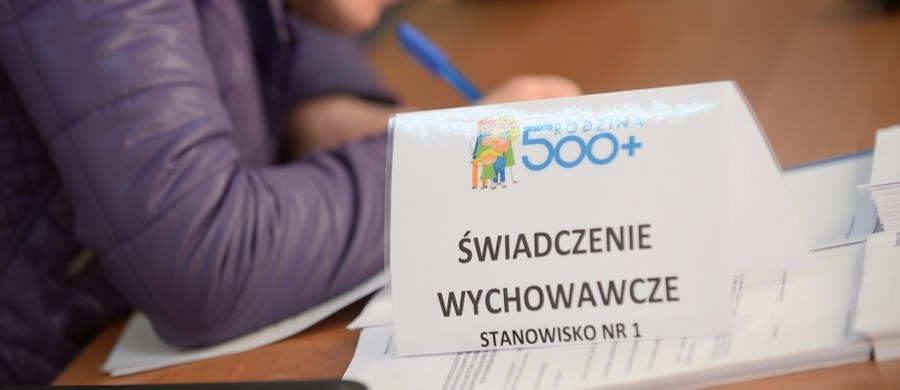 Ponad 150 stron internetowych, których twórcy mogą wyłudzać pieniądze od osób składających wnioski w programie 500 plus, namierzyli urzędnicy z Ministerstwa Cyfryzacji - dowiedział się reporter RMF FM. Witryny są pod stałą obserwacją. Będą zamykane, jeśli ich twórcy złamią prawo. 