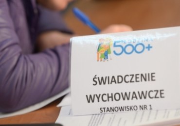 Uwaga na te strony! Próbują wyłudzić pieniądze na "500 plus". Oszuści podają się za urzędników 