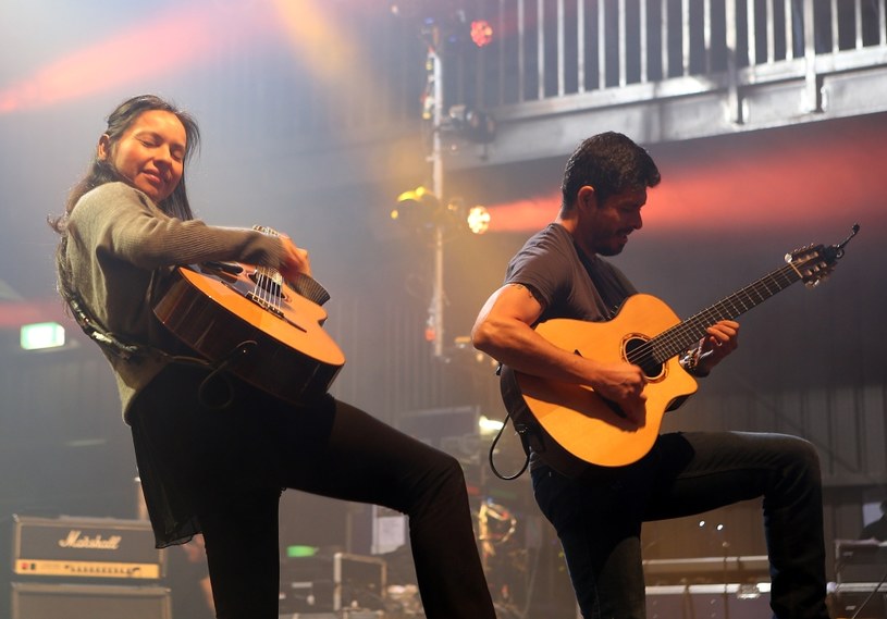 ​Meksykański duet gitarowy Rodrigo y Gabriela odwiedził w czwartek (7 kwietnia) Warszawę i zagrał swój drugi koncert w naszym kraju. Jednak zachowanie publiczności ewidentnie spodobało się artystom i przeprosili, że ich drugi występ odbył się dopiero teraz i że na pewno przyjadą nad Wisłę w 2017 roku, gdy będą promować nową płytę.
