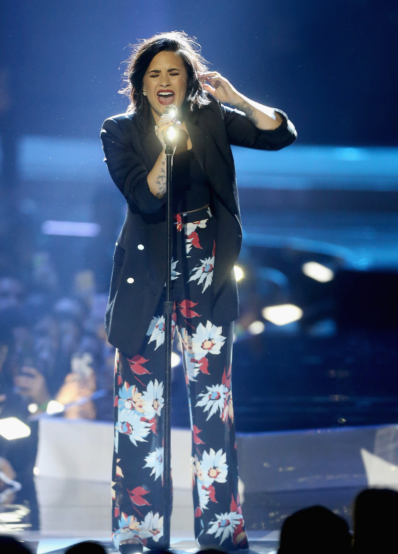 Demi Lovato zaliczyła upadek na scenie. Całe szczęście wokalistka wyszła cało z opresji i z uśmiechem zapewniła publiczność, że "nic jej nie jest". 