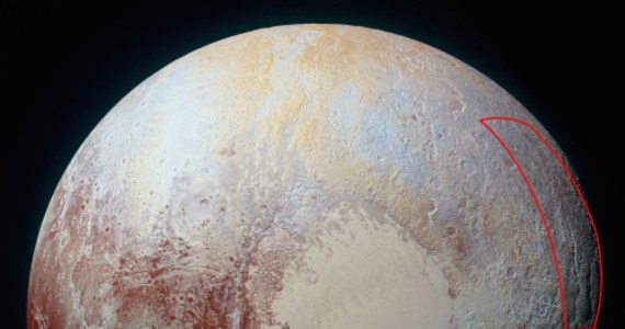 Najnowsze, opublikowane przez NASA, zdjęcia z Plutona przynoszą obraz niezwykłej formacji, przypominającej gigantycznego pająka. Zdjęcia, wykonane 14 lipca ubiegłego roku przez sondę New Horizons pokazują sześć potężnych pęknięć pokrytego lodem terenu, zbiegających się w jednym punkcie. "Odnóża" na linii północ-południe są przy tym znacznie dłuższe, niż te na linii wschód-zachód. Astronomowie przyznają, że w tym, zewnętrznym rejonie Układu Słonecznego niczego podobnego nigdy nie widzieli.