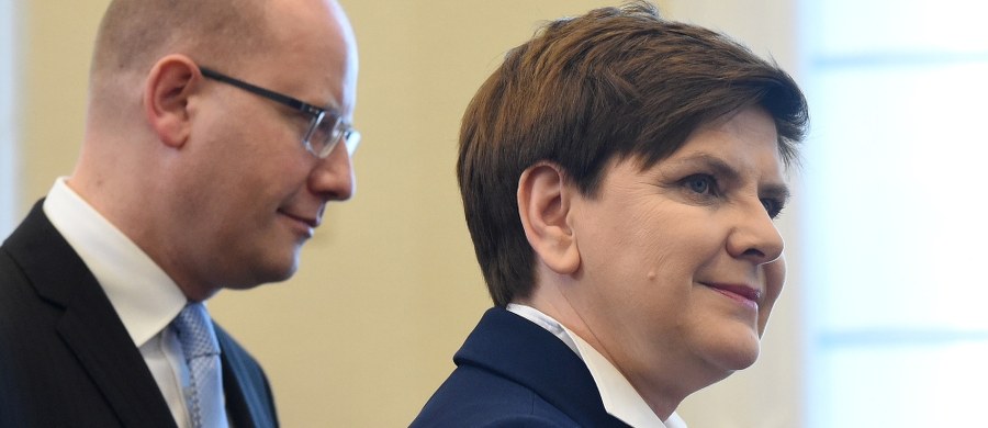 Grupa Wyszehradzka nie zgodzi się na zmianę unijnych zasad dotyczących relokacji uchodźców - oświadczyła premier Beata Szydło po zakończeniu polsko-czeskich konsultacji międzyrządowych. Z kolei premier Czech Bohuslav Sobotka dodał, że według niego "w ramach Unii Europejskiej nie trzeba wdrażać stałego systemu relokacji uchodźców na podstawie kwot".