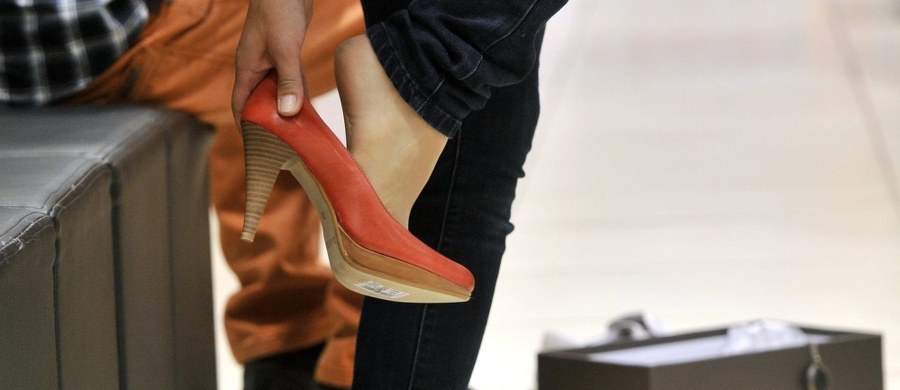 ... je mamy i umiemy właściwie wydawać. Przekonują o tym naukowcy z Uniwerstetu w Cambridge, którzy zbadali, kiedy wydawanie pieniędzy przynosi rzeczywistą satysfakcję. Potwierdzają się przypuszczenia, że nie chodzi o to, by wydawać jak najwięcej, ale o to, by w jak największym stopniu wydawać na to, co nas cieszy i interesuje, po prostu odpowiada naszej osobowości. Pisze o tym w najnowszym numerze czasopismo "Psychological Science".