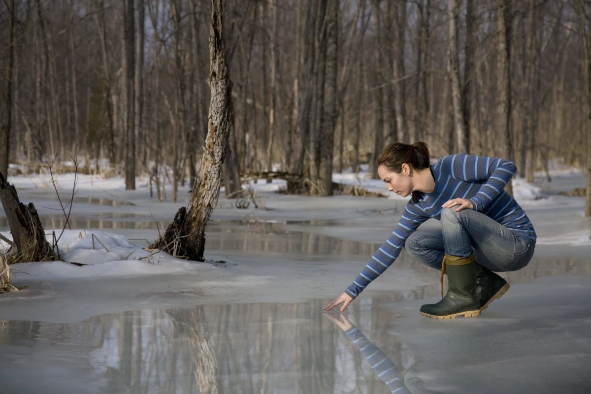 Ciekawość potrafi nas wpędzić w poważne kłopoty, mówimy czasem, że to pierwszy stopień do piekła, a mimo to często nie umiemy jej się oprzeć. Naukowcy z Chicago i Madison twierdzą, że odkryli mechanizm, który za tym stoi. Na łamach czasopisma "Psychological Science" piszą, że próbujemy za wszelką cenę zaspokoić naszą ciekawość, narażając się na nieprzyjemności, czy czasem nawet niebezpieczeństwo, bo nie znosimy stanu niepewności. Nawet jeśli ktoś ostrzega nas przed ryzykiem, chcemy ustalić, jak jest naprawdę.