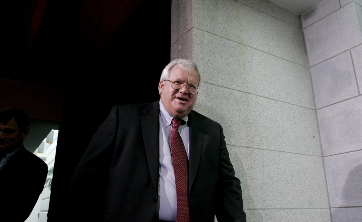 Amerykańscy prokuratorzy domagają się sześciu miesięcy więzienia dla byłego przewodniczącego Izby Reprezentantów Dennisa Hasterta. Jest on podejrzany o wykorzystywanie seksualne co najmniej pięciu nastolatków, kiedy pracował w szkole średniej w Illinois.