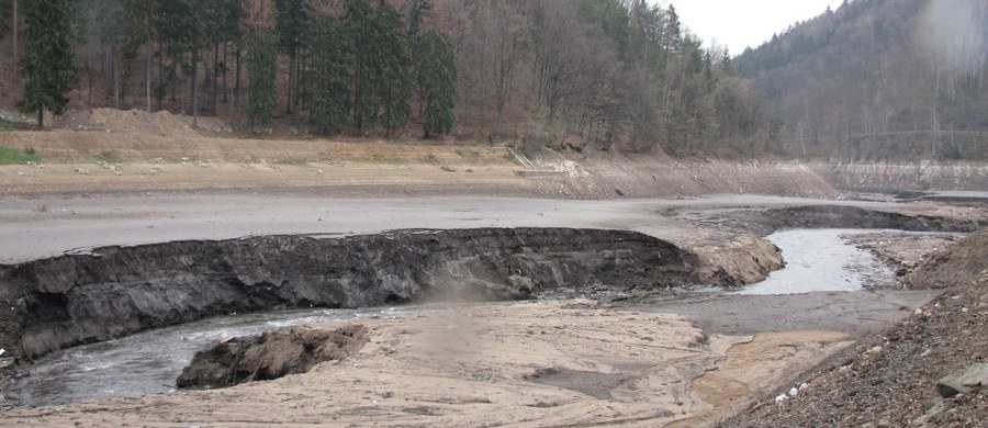 Z powodu prac remontowych na zaporze w Zagórzu Śląskim z Jeziora Bystrzyckiego wypuszczono trzy miliony metrów sześciennych wody. Dzięki temu odsłoniło się długie na ponad 3 kilometry dno zbiornika. Niegdyś wysiedlono stąd mieszkańców, a teren zalano wodą.