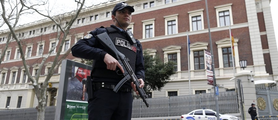 Ambasada Stanów Zjednoczonych w Ankarze ostrzegła Amerykanów przed "wiarygodnymi zagrożeniami" w atrakcyjnych turystycznie miejscach w Turcji, zwłaszcza w Stambule i kurorcie Antalya na wybrzeżu Morza Śródziemnego. Reuters donosi o poważnym zwiększeniu liczebności sił policyjnych w centrum Stambułu.