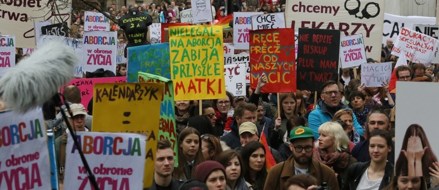 "Martwe nie będziemy rodzić", "Edukacja seksualna zamiast kościelnej propagandy", "Matka Polka ma już dość", "Nie chcesz aborcji, to jej sobie nie rób", "Moja macica, nie pani broszka" - takie hasła można było usłyszeć i zobaczyć w sobotę przed Sejmem podczas demonstracji "Odzyskać wybór". Część protestujących przyniosła wieszaki, które stały się symbolem sprzeciwu wobec zaostrzenia przepisów antyaborcyjnych. Protesty odbyły się również w innych miastach w Polsce i za granicą.