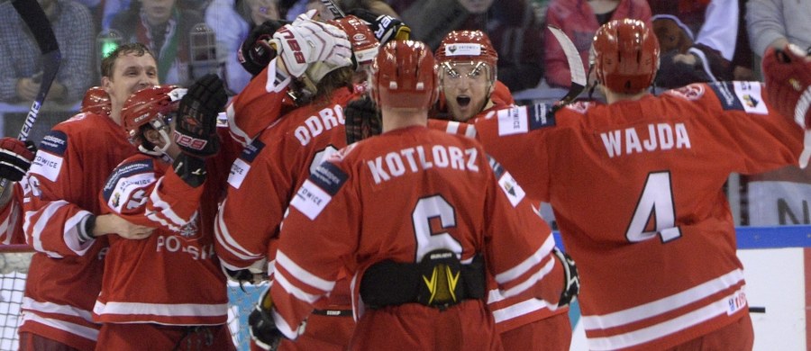 Polscy hokeiści pokonali Wielką Brytanię po dogrywce 4:3 (1:0, 0:2, 2:1 - 1:0) w towarzyskim meczu w Nottingham. Był to pierwszy sparing biało-czerwonych w ramach przygotowań do MŚ 1A, które 23 kwietnia wystartują w Katowicach. Jak podkreślał po spotkaniu Paweł Dronia, po bardzo ciężkim zgrupowaniu "zmęczenie powinno puszczać z dnia na dzień i nasza forma powinna iść z górę". 