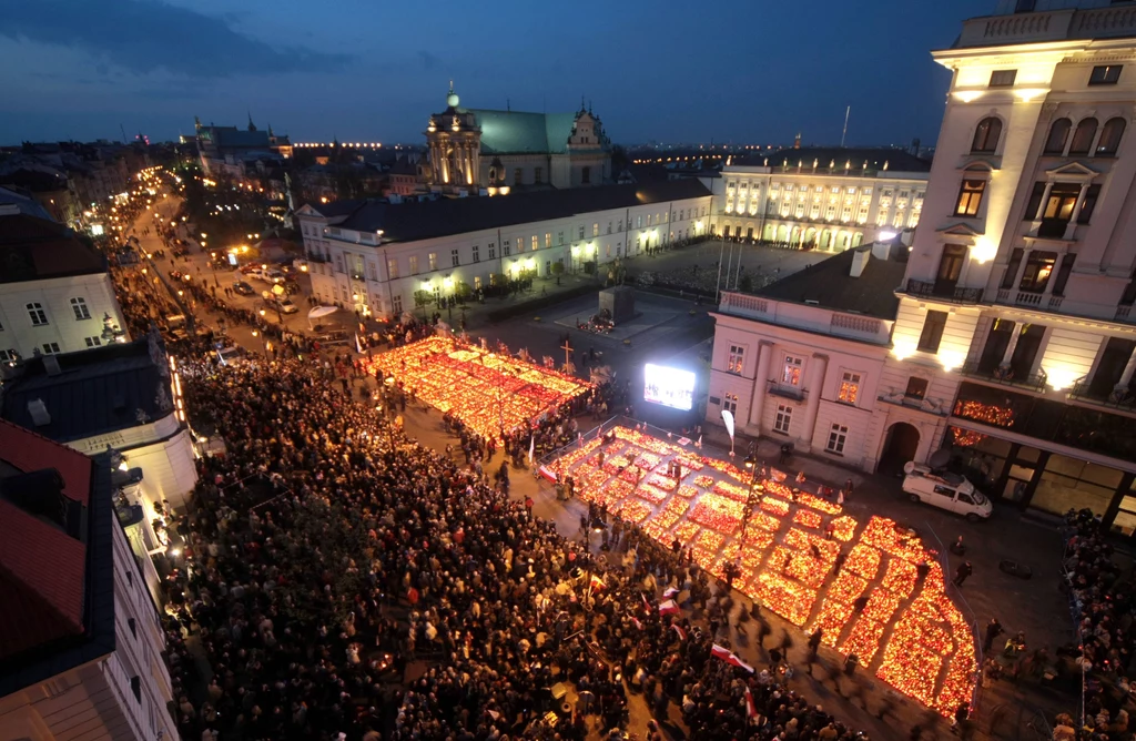 Znicze na Krakowskim Przedmieściu / zdjęcie archiwalne (16.04.2010)