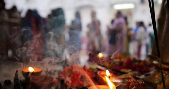 Do ponad stu wzrosła liczba ofiar śmiertelnych pożaru, który wybuchł w niedzielę nad ranem w hinduistycznej świątyni w stanie Kerala na południowym zachodzie Indii. Co najmniej 250 osób zostało rannych. Wcześniejszy bilans mówił o 79 zabitych i blisko 200 rannych.