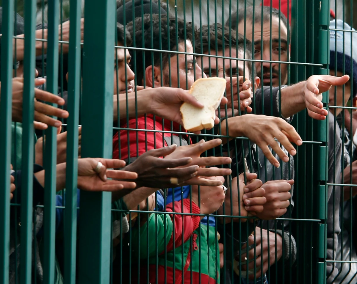 Macedońska policja użyła gazu łzawiącego, żeby odeprzeć pół tysiąca migrantów atakujących ogrodzenie prowizorycznego obozowiska dla uchodźców w Idomeni, po greckiej stronie przejścia na granicy z Macedonią. Migranci "obrzucali macedońską policję kamieniami i w odpowiedzi policja użyła gazu" - informuje anonimowy przedstawiciel macedońskich władz. 