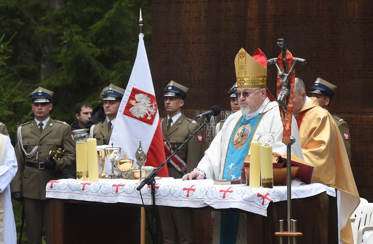 "W lesie katyńskim spoczywają ofiary miecza, ale wolność dla ich potomków przyszła z przelanej ich krwi" - powiedział bp Antoni Dydycz w homilii podczas mszy na cmentarzu polskich oficerów zamordowanych w Katyniu.