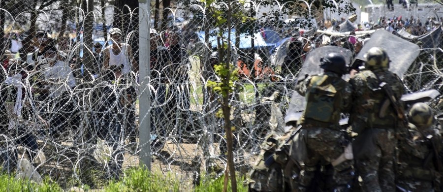 Co najmniej 260 migrantów ucierpiało w niedzielę, gdy macedońska policja użyła gazu łzawiącego i plastikowych kul wobec kilkusetosobowej grupy, która próbowała sforsować ogrodzenie na grecko-macedońskiej granicy - poinformowali Lekarze bez Granic (MsF).