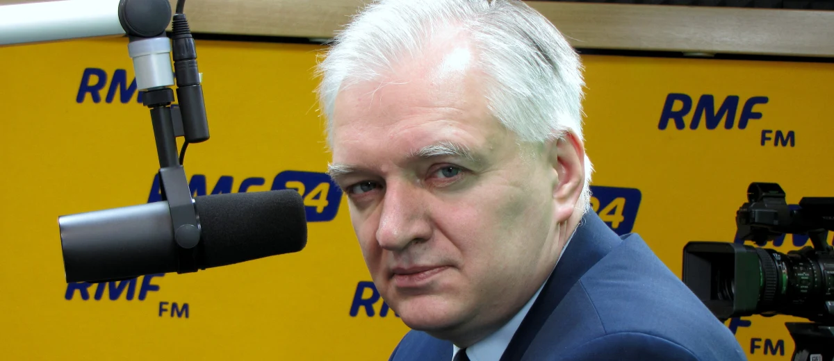 „My politycy nie sprostaliśmy próbie. Najtrudniejszy test prawdziwego przywództwa został przez polską klasę polityczną oblany” – mówi, 6 lat po katastrofie pod Smoleńskiej, gość Kontrwywiadu RMF FM, wicepremier i minister nauki Jarosław Gowin. „Skoro podziały dziś są dramatycznie głębsze, niż 6 lat temu, być może będą trwały przez pokolenia, to nikt z nas polityków nie może mieć poczucia dobrze wykonanej pracy” – uważa gość RMF FM. Jego zdaniem Polska dała się rozegrać Władimirowi Putinowi. „W pierwszych godzinach po katastrofie nikt nie przypuszczał, jak bezwzględnie podejdą władze Rosji” – komentuje Gowin. Dodaje, że przez 6 lat starał się należeć do tych, którzy w obliczu tragedii łączą, a nie dzielą. „Czy mi się to udało w sposób pełny? Na pewno nie” – mówi wicepremier. Jego zdaniem ważne jest to, żeby „na katastrofę i jej dziedzictwo spojrzeć nie tylko od strony jej zatrutych owoców i głębokiego podziału, bo są też pozytywne owoce”. „Chcę szukać pojednania, ale na dłuższą metę nie da się go zbudować inaczej, niż na gruncie prawdy” – ocenia polityk. Zaznacza, że jeżeli z tej prawdy wynikną jakieś konsekwencje natury karnej, że ktoś będzie musiał mieć postawione zarzuty, to one powinny być postawione. Członkowie PO przed Trybunał Stanu? Zdaniem wicepremiera dziś niczego nie można wykluczyć. „Ale nie powiedziałbym z ręką na sercu, że przesądzone jest postawienie zarzutów komukolwiek” – dodaje. 