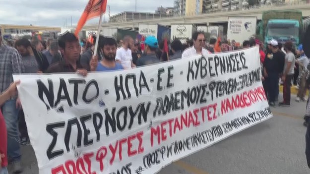 Setki Greków wyszło na ulice, by pokazać swoją solidarność z uchodźcami żyjącymi w porcie w Pireusie. Razem z nimi przemaszerowali obok portu i przeszli przez obozy dla uchodźców. Domagali się działań ze strony Unii Europejskiej oraz do innych instytucji.