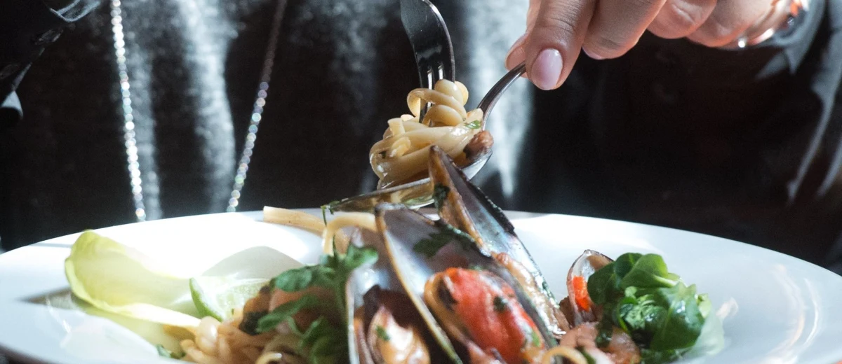 „Po zimie przeciętny Polak przytył około 2,5 kilograma. Przeżywam tsunami pacjentów, którzy mają wiosenne postanowienia, żeby zrzucić kilogramy” – mówi gość „Dania do Myślenia” w RMF Classic, dietetyk Agnieszka Piskała. „My Polacy jesteśmy, jak inżynier Mamoń – jemy, co znamy” – komentuje. Dietetyk dodaje, że w tygodniowej diecie powinno pojawić się około 60 różnych produktów – „raz pomidor, raz ogórek, raz kasza, raz ziemniaki”. „Przeciętny Polak je na ogół 15 produktów i to powoduje, że dieta nie dostarcza nam wszystkiego, co powinniśmy spożywać” – tłumaczy Piskała. „Jeżeli organizm nie wie, czy dostanie energię za godzinę, czy za 8 godzin, to nawet jeśli zjemy małego cukiereczka, to sobie odłoży” – przestrzega dietetyk. Dodaje, że wiosenną dietę należy zawsze zaczynać od jedzenia tego, co jest nad ziemią, a nie tego, co pod, ponieważ to w korzeniu kumuluje się najwięcej przyspieszaczy wzrostu. Pytana o grillowanie, odpowiada, że to jedna z najzdrowszych metod obróbki termicznej.