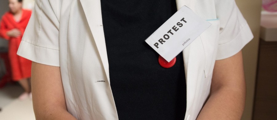 Około 12 procent - tyle udziałów w lokalnym szpitalu ma po weekendzie Starostwo Powiatowe w Kwidzynie. Większościowym udziałowcem jest już komercyjna spółka, która wcześniej była dzierżawcą placówki. Fakt sprzedaży zaskoczył pracowników i zaostrzył trwający w szpitalu strajk. 