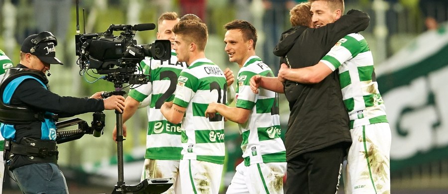 Lechia Gdańsk wycofała skargę do Trybunału Arbitrażowego przy Polskim Komitecie Olimpijskim w sprawie decyzji o odebraniu jednego punktu. Oznacza to, że w grupie mistrzowskiej piłkarskiej ekstraklasy zagra Ruch Chorzów, a w spadkowej Podbeskidzie Bielsko-Biała. 