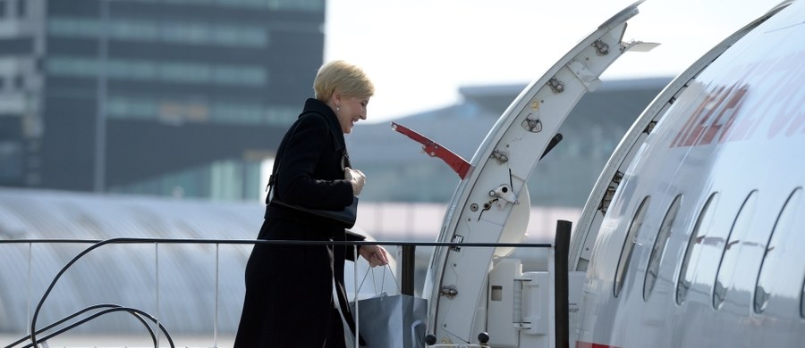 „Odkąd Agata Kornhauser-Duda pojawiła się publicznie u boku męża, było pewne, że będzie jego atutem. Elegancka, znająca języki, wykształcona. Serca Polaków zdobyła po mocnym wystąpieniu przed drugą turą wyborów prezydenckich. Od tamtej pory cisza...” – pisze we wtorkowym wydaniu „Fakt”. „Taki jest jej wybór. I chociaż otoczenie prezydenta chciałoby jej wizerunek wykorzystać, ona się na to nie zgadza” – mówi dziennikowi znajomy prezydenckiej pary. 