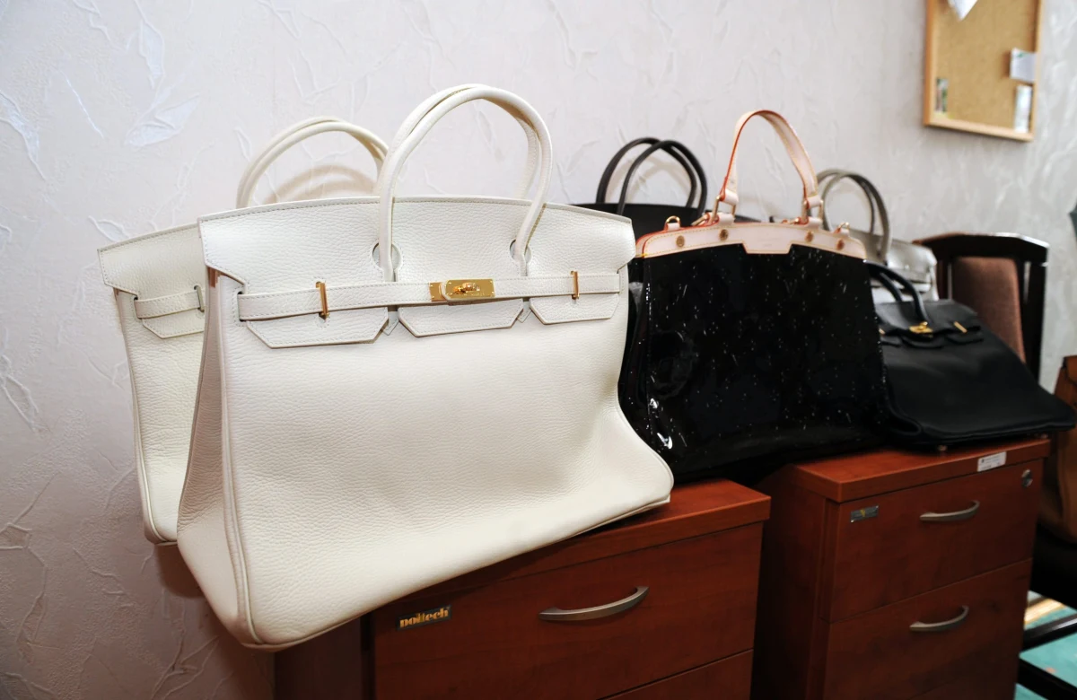 84 proc. badanych przez ARC Rynek i Opinia zetknęło się z podrabianymi towarami, a niemal połowa przyznała, że w ostatnich 2 latach połakomiła się na ich zakup. Nabywanie podróbek stanowczo wyklucza niespełna 40 proc. - informuje "Rzeczpospolita".