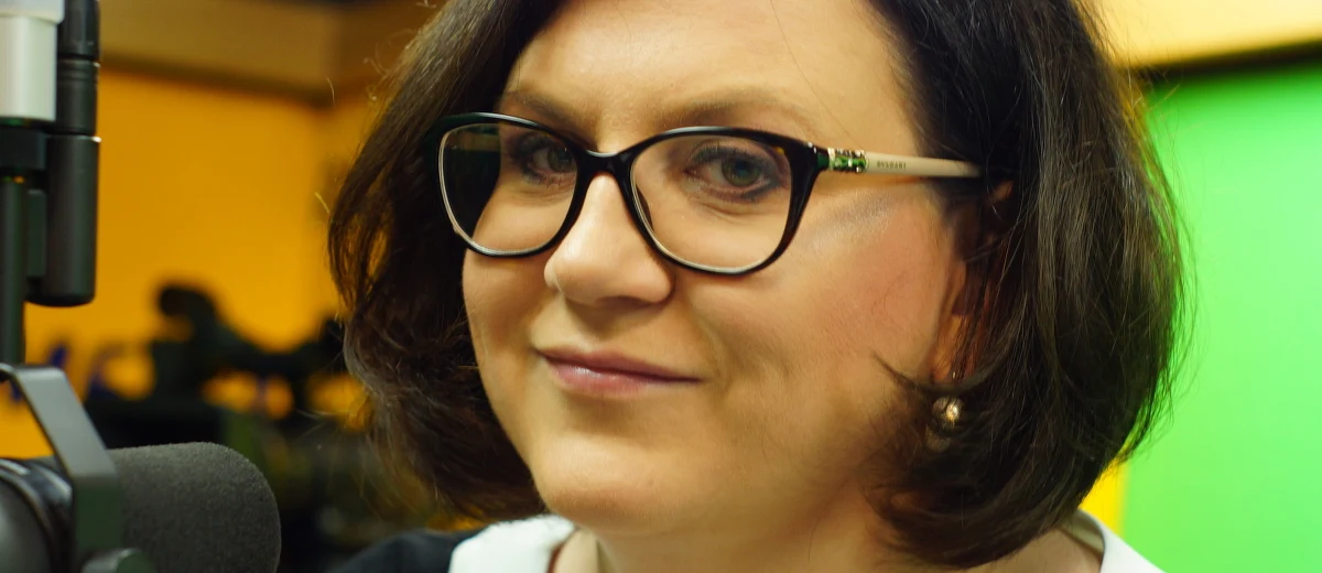 "Prezydent odnosił się do innych zdarzeń niż prezes PiS. Wprost nawiązywał do tego, co się działo 6 lat temu na Krakowskim Przedmieściu, do wielkiej żałoby narodowej. Z drugiej strony do różnych złych emocji, które później się wydarzyły i zaczęły niszczyć wspólnotę" - mówi o wystąpieniach Andrzeja Dudy i Jarosława Kaczyńskiego gość Kontrwywiadu RMF FM, szefowa Kancelarii Prezydenta Małgorzata Sadurska. "Prezes PiS mówił o odpowiedzialności politycznej, która jest istotna. Mówił też, że należy budować wspólnotę i wybaczać" - dodaje. Jej zdaniem prezydent apeluje o to, by Polacy stali się wspólnotą, "żeby podziały, awantury się zakończyły". Dodaje, że zarówno prezes, jak i prezydent podkreślali, że przyszłość należy budować na prawdzie. Donald Tusk przed Trybunał Stanu? "Najpierw musimy poznać prawdę smoleńską" - odpowiada minister. Dodaje, że podkomisja smoleńska będzie badała wszystkie aspekty katastrofy. "Rząd Tuska popełnił wiele nieprawidłowości. Po pierwsze poprzez rozdzielenie wizyt, rząd również zgodził się, żeby śledztwo było prowadzone w Rosji" - komentuje gość Kontrwywiadu.