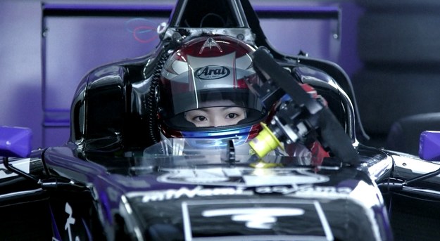 Oto kobiecy zespół wyścigowy, który startuje w japońskiej Formule 4. Dziewczyny marzą jednak, aby poprowadzić bolid na torze Formuły 1. – Przed nami daleka droga, czasem myślę nawet, że niemożliwa do pokonania, ale trzeba mierzyć wysoko – mówi Kiki Koyama. 


Niestety w świecie rajdów samochodowych kobiety nie mają łatwo. Bardzo często muszą walczyć z uprzedzeniami. – Kobieta za kierownicą przyciąga uwagę, bo wciąż jest nas niewiele. My jednak nie zamierzamy ograniczać się do roli ozdoby. Jeżeli będziemy osiągać doskonałe wyniki, nie będziemy traktowane jak malowane lale – przyznaje Ayaka Imahashi, kierowca F4. 


Czy kobiety mają realne szansę na sukces w tych prestiżowych wyścigach samochodowych? - Oczywiście, że jesteśmy inni, ale kiedy się ścigamy na torze, wszelkie różnice znikają. Wtedy wszyscy jesteśmy już tylko kierowcami – tak temat różnicy płci komentuje Kimiya Sato, były kierowca testowy Subaru.


Do tej pory dziewięciu japońskich zawodników dostało się do Formuły 1. Teraz Japonki chcą pokazać, że dla nich też powinno znaleźć się miejsce na torze. 
