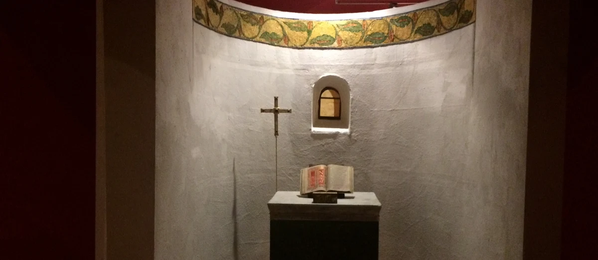 „Modliła się tutaj rodzina księcia Mieszka I. Prawdopodobnie tylko i wyłącznie jego bliscy” - tak archeolog dr Maciej Przybył mówi o zrekonstruowanej kaplicy Dobrawy. Kilkanaście metrów kwadratowych otoczonych surowym murem z dwoma małymi okienkami. Na środku stoi X-wieczny ołtarz. Na nim ewangeliarz, obok krzyż. To serce przygotowanej przez dra Przybyła w Muzeum Archeologicznym w Poznaniu wystawy „Archeologiczne tajemnice palatium i katedry poznańskiego Ostrowa”.