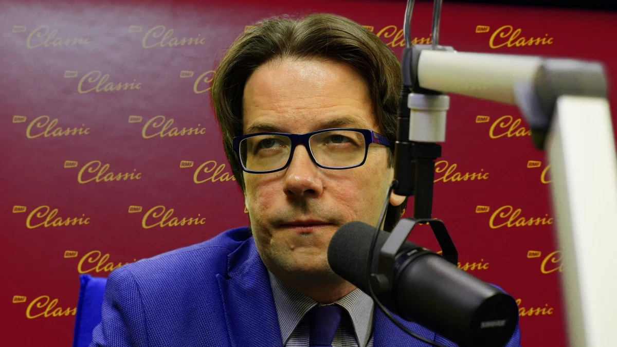 "Najbardziej nie podoba mi się ten ton, że brudów nie należy prać na zewnątrz. Żyjemy w kraju, który jest członkiem UE od 12 lat, a ciągle wiele osób chce mówić 'oni'. Nie. Unia Europejska to jesteśmy my" - mówi, pytany o rezolucję Parlamentu Europejskiego, gość "Dania do Myślenia" w RMF Classic, analityk portalu Polityka Insight Łukasz Lipiński. Jego zdaniem to normalne zjawisko, że na temat Polski toczy się debata w Unii. Lipiński dodaje, że "na rezolucję PE nie należy patrzeć w oderwaniu, bo to element presji z różnych strony, w tym ze strony innych stolic europejskich i Waszyngtonu, która zbiera się nad Polską". Sankcje konsekwencją rezolucji? "To niesłuchanie trudne. W którymś momencie wymaga jednomyślności wszystkich stolic poza tą, której decyzja dotyczy"- odpowiada gość RMF Classic. Pytany o kompromis w sprawie Trybunału Konstytucyjnego odpowiada, że nie widzi konkretnych ruchów w stronę rozwiązania tego konfliktu. "Jeśli presja ze strony Zachodu na Polskę będzie konsekwentna, to w którymś momencie być może prezes Kaczyński dokona ponownego rachunku zysków i strat i uzna, że kompromis i ustępstwa ws. TK mogą mu się opłacać" - ocenia analityk. Dodaje jednak, że na razie taki moment jeszcze nie nadszedł.