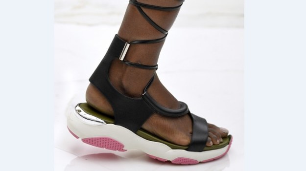 Zobacz nasz przegląd najmodniejszych sandałów - wprost z wybiegów największych kreatorów mody.