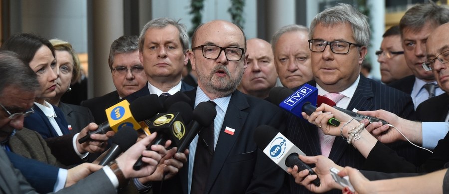 Rezolucja jest absurdalna, szkodliwa, nierzetelna i przeciwskuteczna - mówił europoseł PiS Ryszard Legutko na konferencji prasowej w Parlamencie Europejskim po głosowaniu nad rezolucją ws. Polski. PE oświadczył w dokumencie, że jest poważnie zaniepokojony tym, że faktyczny paraliż Trybunału Konstytucyjnego w Polsce zagraża demokracji, prawom człowieka i praworządności. Wezwał również polski rząd do "przestrzegania, opublikowania i pełnego oraz bezzwłocznego wykonania orzeczenia Trybunału Konstytucyjnego" z 9 marca, a także do wykonania orzeczeń TK z grudnia 2015 roku. Komentując rezolucję, marszałek Sejmu Marek Kuchciński (PiS) stwierdził, że decyzje ws. TK, które Sejm podjął w grudniu, są ważne i przypieczętowane decyzjami prezydenta i rządu.