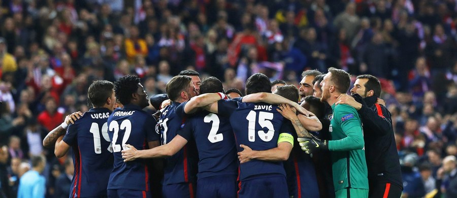 Broniący trofeum piłkarze Barcelony przegrali w rewanżowym meczu 1/4 finału Ligi Mistrzów na wyjeździe z Atletico Madryt 0:2 i odpadli z rozgrywek. Do półfinału awansował też Bayern Monachium, który zremisował w Lizbonie z Benficą 2:2, a tydzień temu wygrał 1:0.