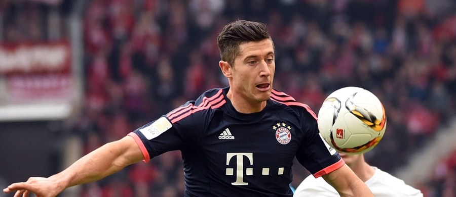 Robert Lewandowski wszedł dopiero na ostatnie minuty wczorajszego ćwierfinałowego meczu Ligi Mistrzów. Trener chciał go oszczędzić, bo gdyby nasz napastnik dostał żółtą kartkę - nie zagrałby w półfinale. Pojawiły się jednak opinie, że jego absencja spowodowana była niedzielnym wypadkiem samochodowym.