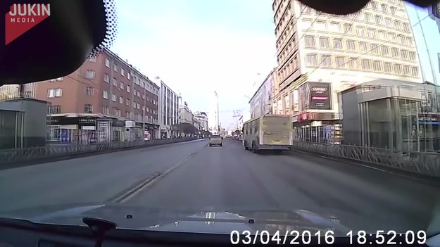 Ten kierowca jechał sobie spokojnie ulicą, gdy nagle jakiś samochód zajechał mu drogę. To jednak nie koniec historii. Z samochodu wyskoczył bowiem agresywny mężczyzna i jego kolega. Ale to, co wydarzyło się potem, zaskoczyło wszystkich! Zobaczcie kolejny materiał filmowy z rosyjskiej ulicy.