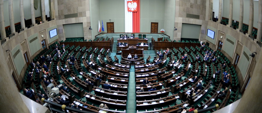Sejm poparł poprawki Senatu do ustawy o obrocie ziemią. Teraz ustawa, która wstrzymuje sprzedaż państwowych gruntów na 5 lat, trafi do prezydenta.