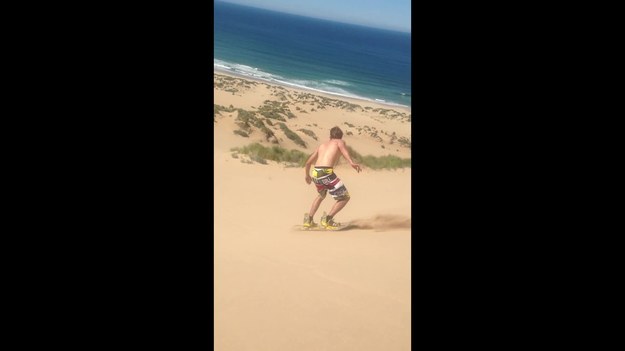 Oto nagranie entuzjasty sportów ekstremalnych. Mężczyzna zjeżdża na desce po wydmach piaskowych w Mossel Bay w Republice Południowej Afryki.