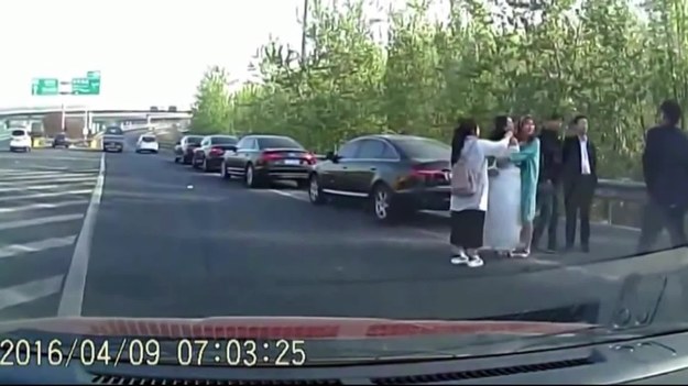 Dramatyczne nagranie ciężarówki, której kierowca stracił panowanie nad autem i z impetem wjechał w stojący na poboczu samochód, wgniatając go w barierkę. Na szczęście nikt nie został ranny, ponieważ... nikogo nie było w aucie! Niewiarygodne szczęście w nieszczęściu.