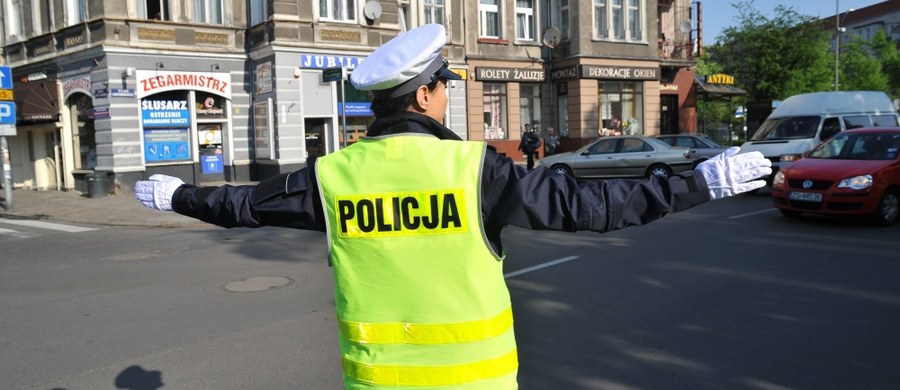 Od piątku wchodzi w życie nowy regulamin komendy głównej, który przewiduje między innymi powołanie odrębnego Biura do spraw Ruchu Drogowego - do tej pory będącego częścią prewencji. Nowe rozwiązanie ma wzmocnić policyjną drogówkę, a także sprawić, by nadzór nad nią był skuteczniejszy – podkreśla wiceszef MSWiA Jarosław Zieliński.