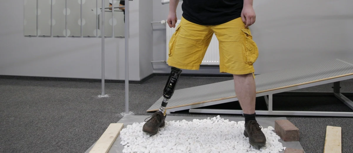 22-latek z Bytomia przetestował nowoczesną stopę protezową z włókna szklanego - jednego z najbardziej wytrzymałych materiałów na świecie. Filip Chlebicki stracił nogę jako niemowlę.