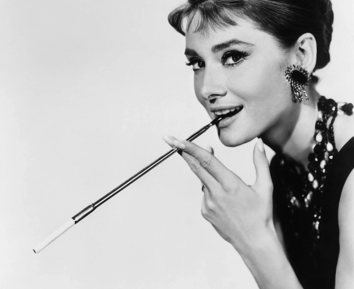 Arcydzieła kina, wśród nich "Śniadanie u Tiffany'ego", "Przeminęło z wiatrem", "Dolce vita" i „Casablanca”, a także filmy o Jamesie Bondzie przywołał w uzasadnieniu wyroku sąd apelacyjny w Mediolanie. Wyrok dotyczył odszkodowania dla rodziny zmarłego nałogowego palacza.