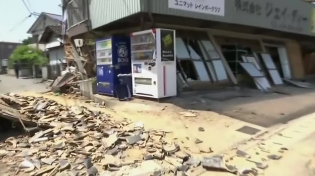 Co najmniej dziewięć osób zginęło, a ponad 800 zostało rannych w wyniku trzęsienia ziemi o sile 6,5 stopni w skali Richtera, które uderzyło w południowy region Japonii.


Trzęsienie zaczęło się w czwartek o 21:26 czasu lokalnego w pobliżu miasta Kumamoto na wyspie Kiusiu.


Nie ma zagrożenia tsunami.