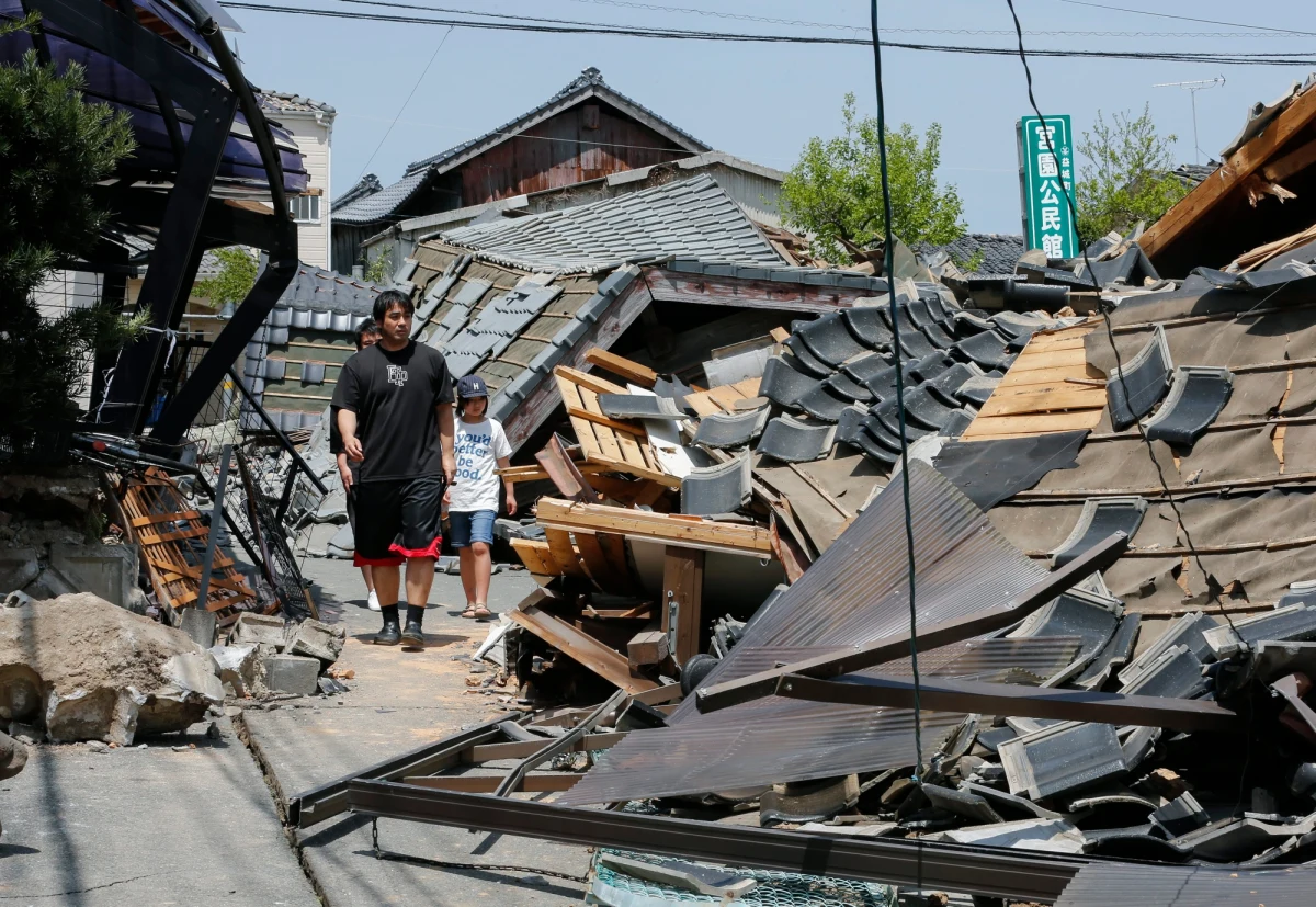 3 tysiące policjantów, żołnierzy i strażaków uczestniczą w akcji ratowniczej po trzęsieniu ziemi w południowo-zachodniej części Japonii. Zginęło co najmniej 9 osób, ponad 760 zostało rannych. Stan 44 jest ciężki.  Osiem osób uznano za zaginione.