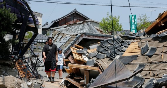 3 tysiące policjantów, żołnierzy i strażaków uczestniczą w akcji ratowniczej po trzęsieniu ziemi w południowo-zachodniej części Japonii. Zginęło co najmniej 9 osób, ponad 760 zostało rannych. Stan 44 jest ciężki.  Osiem osób uznano za zaginione.