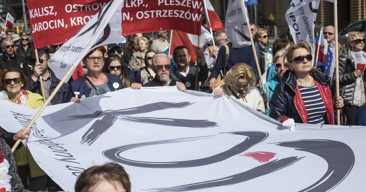 Ogólnopolski marsz zorganizowany przez KOD w obronie Trybunału Konstytucyjnego