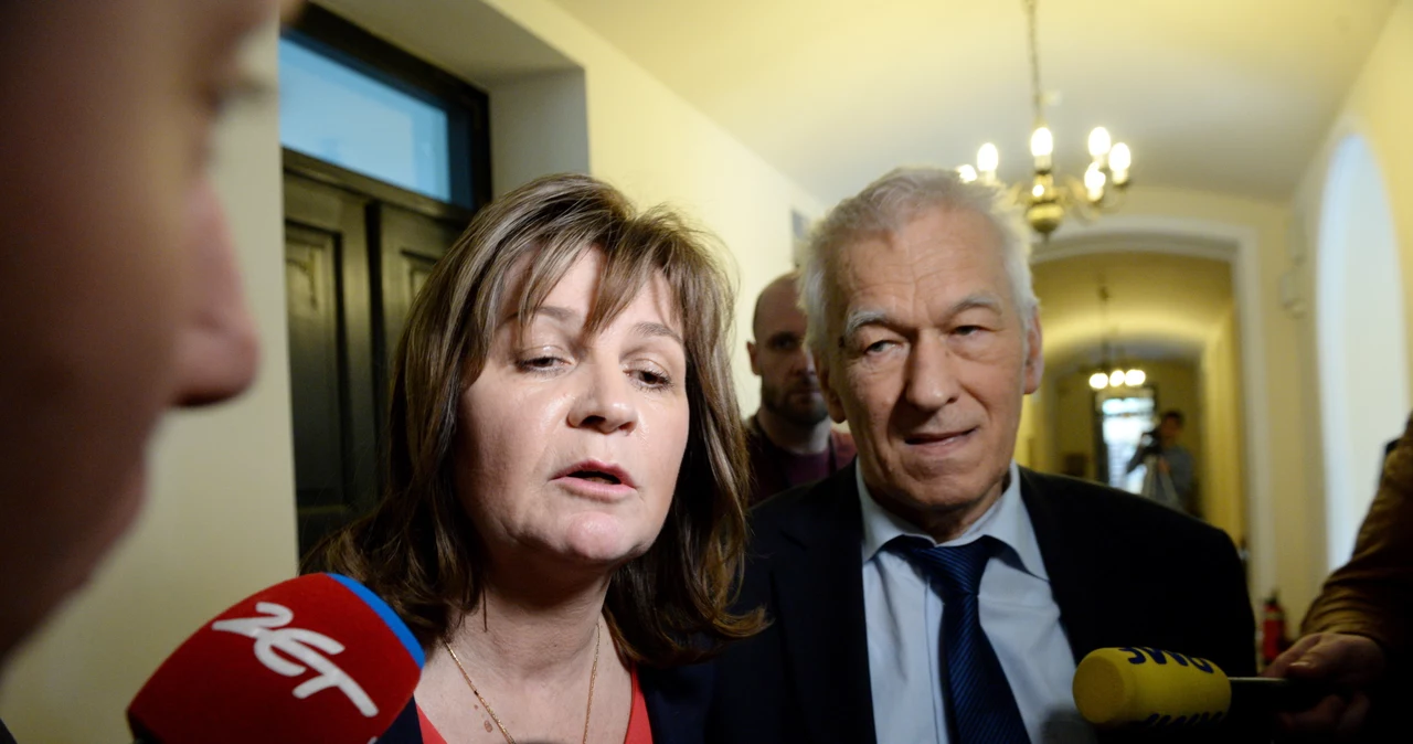 Posłanka Kukiz'15 Małgorzata Zwiercan (L) i marszałek senior, poseł Kukiz'15 Kornel Morawiecki (P) rozmawiają z dziennikarzami na korytarzu sejmowym